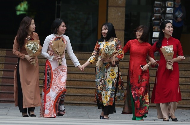 色々なカラーのアオザイを着ているベトナム人女性達